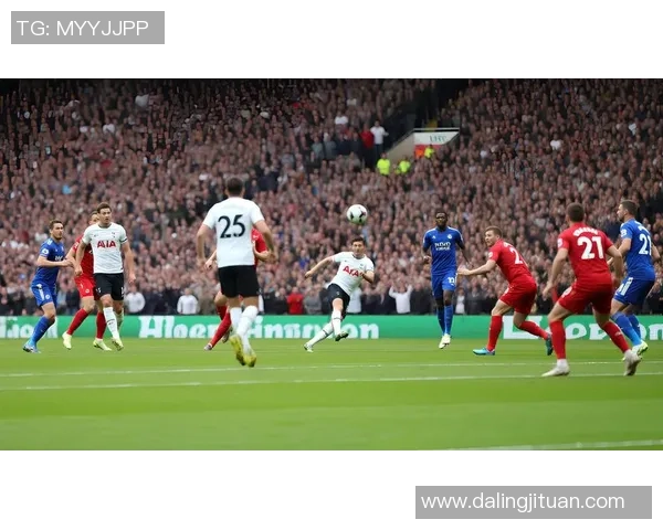 30号球星闪耀绿茵场 引领球队攻守平衡成就精彩足球赛事