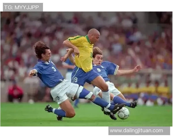 足球巨星轻松秀脚法场边趣味戏耍小孩引发欢笑瞬间